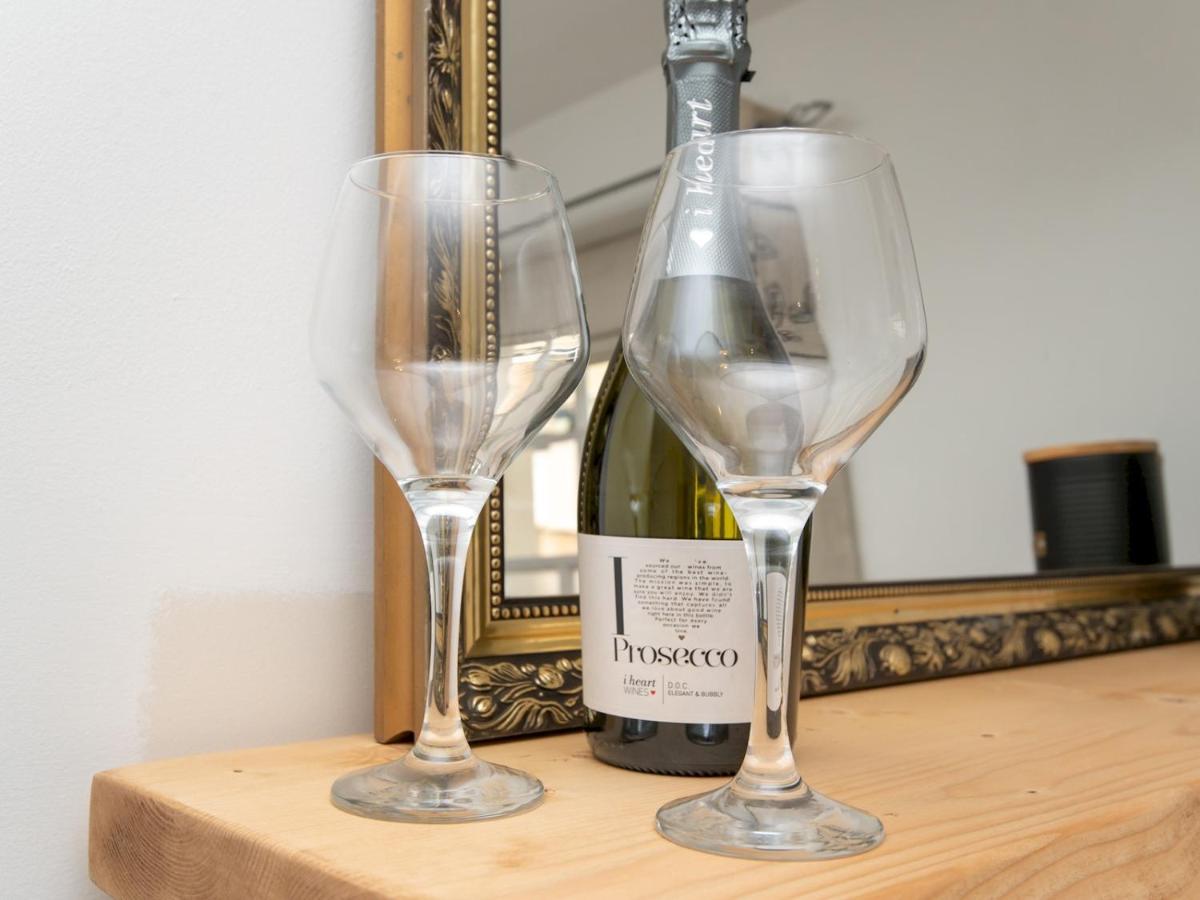 Pass The Keys Stylish 2 Bed Central Bath Apartment With Parking Esterno foto